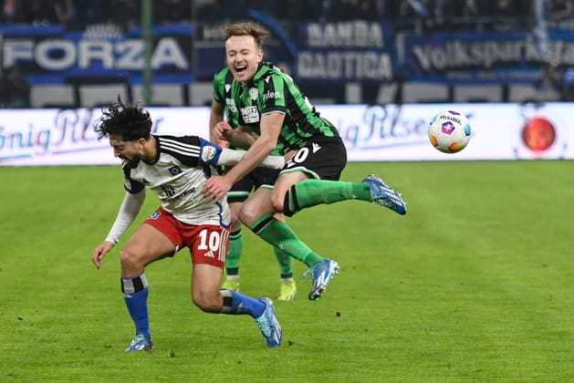 GER; 2. FBL,, Hamburger SV vs Hannover 96 09.02.2024, Volksparkstadion, Hamburg, GER; 2. FBL, Hamburger SV vs Hannover 96 im Bild Immanuel Pherai (Hamburg 10) versucht sich gegen Phil Yannik Neumann (Hannover 20) durchzusetzen