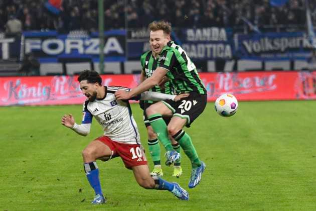 GER; 2. FBL,, Hamburger SV vs Hannover 96 09.02.2024, Volksparkstadion, Hamburg, GER; 2. FBL, Hamburger SV vs Hannover 96 im Bild Immanuel Pherai (Hamburg 10) versucht sich gegen Phil Yannik Neumann (Hannover 20) durchzusetzen