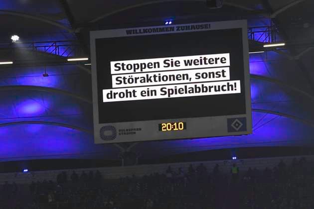 GER; 2. FBL,, Hamburger SV vs Hannover 96 09.02.2024, Volksparkstadion, Hamburg, GER; 2. FBL, Hamburger SV vs Hannover 96 im Bild die Fans von Hannover protestieren gegen den DFB und das Spiel wird unterbrochen