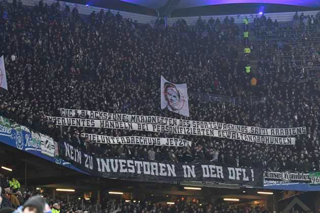 GER; 2. FBL,, Hamburger SV vs Hannover 96 09.02.2024, Volksparkstadion, Hamburg, GER; 2. FBL, Hamburger SV vs Hannover 96 im Bild die Fans von Hannover protestieren gegen den DFB