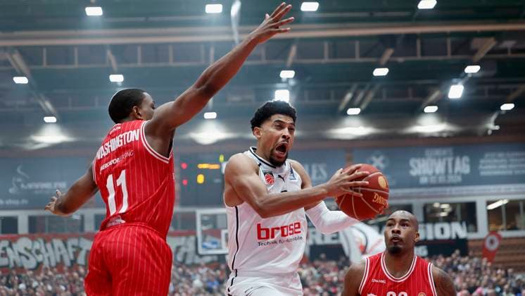 Sport Themen der Woche KW06 Sport Bilder des Tages v. l. Isaiah Washington (Wuerzburg Baskets, 11), Zach Copeland (Bamberg Baskets, 2) und Javon Bess (Wuerzburg Baskets, 20). 09.02.2024, Basketball, BBL, Wuerzburg Baskets - Bamberg Baskets, GER, Wuerzburg, tectake Arena. *** f l Isaiah Washington Wuerzburg Baskets, 11 , Zach Copeland Bamberg Baskets, 2 and Javon Bess Wuerzburg Baskets, 20 09 02 2024, Basketball, BBL, Wuerzburg Baskets Bamberg Baskets, GER, Wuerzburg, tectake Arena Copyright: HMBxMedia xHeikoxBecker