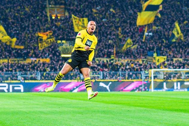 Bilder des Jahres 2024, Sport 02 Feburar Sport Themen der Woche KW06 Sport Bilder des Tages 09.02.2024 - Fußball, 2023 2024, 1. Bundesliga, 21. Spieltag, Borussia Dortmund - SC Freiburg: Donyell Malen (Dortmund)jubelt nach seinem Tor zum 1:0 vor der Südtribüne DFL REGULATIONS PROHIBIT ANY USE OF PHOTOGRAPHS AS IMAGE SEQUENCES AND OR QUASI-VIDEO. *** 09 02 2024 Soccer, 2023 2024, 1 Bundesliga, Matchday 21, Borussia Dortmund SC Freiburg Donyell Malen Dortmund cheers after his goal for 1 0 in front of the South Stand DFL REGULATIONS PROHIBIT ANY USE OF PHOTOGRAPHS AS IMAGE SEQUENCES AND OR QUASI VIDEO