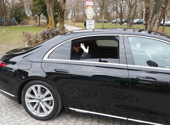 München, Deutschland 09. Februar 2024: Fussball, Herren, 3.Liga, Saison 2023 2024, TSV 1860 München, Grünwalder Strasse 114 Im Bild Hasan Ismaik, Mehrheitsgesellschafter beim TSV 1860 München, Jordanier, Kreditgeber am Trainingsgelände, hier beim Wegfahren, winken aus dem Auto