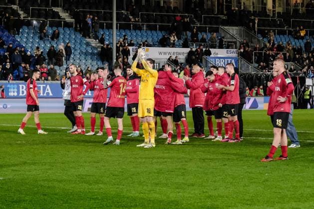 Wehen Wiesbaden bedanken sich bei den Fans, GER, SV Wehen Wiesbaden vs. 1. FC Nuernberg, Fussball, 2. Bundesliga, 21. Spieltag, Spielzeit 2023 2024, 09.02.2024 DFL REGULATIONS PROHIBIT ANY USE OF PHOTOGRAPHS AS IMAGE SEQUENCES AND OR QUASI-VIDEO GER, SV Wehen Wiesbaden vs. 1. FC Nuernberg, Fussball, 2. Bundesliga, 21. Spieltag, Spielzeit 2023 2024, 09.02.2024 Wiesbaden
