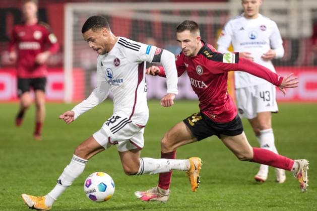 Amar Catic (SV Wehen Wiesbaden, 34) im Zweikampf mit Jan Gyamerah (1. FC Nuernberg, 28), GER, SV Wehen Wiesbaden vs. 1. FC Nuernberg, Fussball, 2. Bundesliga, 21. Spieltag, Spielzeit 2023 2024, 09.02.2024 DFL REGULATIONS PROHIBIT ANY USE OF PHOTOGRAPHS AS IMAGE SEQUENCES AND OR QUASI-VIDEO GER, SV Wehen Wiesbaden vs. 1. FC Nuernberg, Fussball, 2. Bundesliga, 21. Spieltag, Spielzeit 2023 2024, 09.02.2024 Wiesbaden