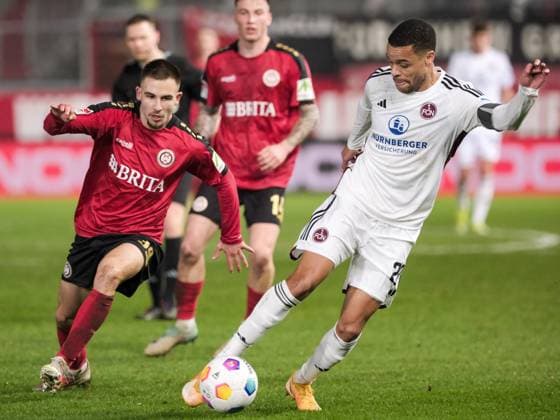 Amar Catic (SV Wehen Wiesbaden, 34) im Zweikampf mit Jan Gyamerah (1. FC Nuernberg, 28), GER, SV Wehen Wiesbaden vs. 1. FC Nuernberg, Fussball, 2. Bundesliga, 21. Spieltag, Spielzeit 2023 2024, 09.02.2024 DFL REGULATIONS PROHIBIT ANY USE OF PHOTOGRAPHS AS IMAGE SEQUENCES AND OR QUASI-VIDEO GER, SV Wehen Wiesbaden vs. 1. FC Nuernberg, Fussball, 2. Bundesliga, 21. Spieltag, Spielzeit 2023 2024, 09.02.2024 Wiesbaden