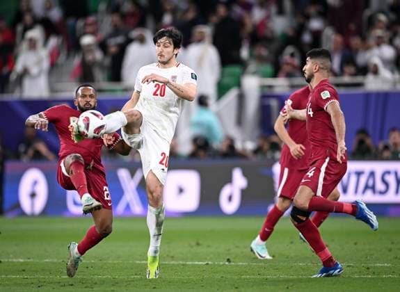FUSSBALL AFC Asian Cup Halbfinale in Doha Iran - Katar 07.02.2024 Sardar Azmoun (2.v.li, Iran) gegen Ahmed Fathi li, Katar) beobachtet von Mohammed Waad (re, Katar) *** FOOTBALL AFC Asian Cup semi-final in Doha Iran Qatar 07 02 2024 Sardar Azmoun 2 v left, Iran v Ahmed Fathi left, Qatar watched by Mohammed Waad right, Qatar