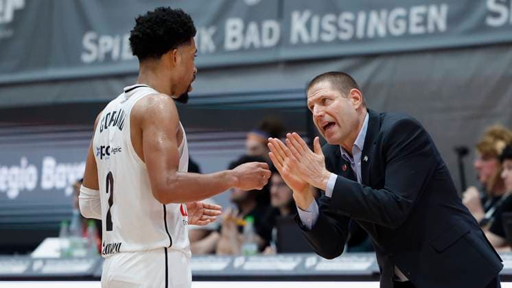 v. l. Zach Copeland (Bamberg Baskets, 2) und Head-Coach Oren Amiel (Bamberg Baskets). 09.02.2024, Basketball, BBL, Wuerzburg Baskets - Bamberg Baskets, GER, Wuerzburg, tectake Arena. Copyright: HMBxMedia xHeikoxBecker