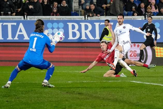 Carl Klaus (1.FC Nuernberg, 01), Thijmen Goppel (SV Wehen Wiesbaden, 09), Ivan Marquez (1.FC Nuernberg, 15), GER, SV Wehen Wiesbaden vs. 1. FC Nuernberg, Fussball, 2. Bundesliga, 21. Spieltag, Spielzeit 2023 2024, 09.02.2024 DFL REGULATIONS PROHIBIT ANY USE OF PHOTOGRAPHS AS IMAGE SEQUENCES AND OR QUASI-VIDEO GER, SV Wehen Wiesbaden vs. 1. FC Nuernberg, Fussball, 2. Bundesliga, 21. Spieltag, Spielzeit 2023 2024, 09.02.2024 Wiesbaden