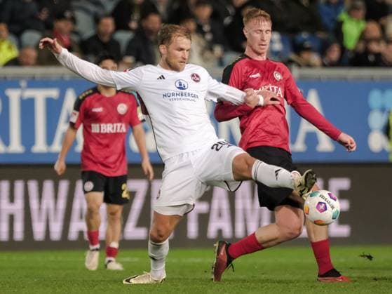 Sebastian Andersson (1.FC Nuernberg, 20) im Zweikampf mit Florian Carstens (SV Wehen Wiesbaden, 17), GER, SV Wehen Wiesbaden vs. 1. FC Nuernberg, Fussball, 2. Bundesliga, 21. Spieltag, Spielzeit 2023 2024, 09.02.2024 DFL REGULATIONS PROHIBIT ANY USE OF PHOTOGRAPHS AS IMAGE SEQUENCES AND OR QUASI-VIDEO GER, SV Wehen Wiesbaden vs. 1. FC Nuernberg, Fussball, 2. Bundesliga, 21. Spieltag, Spielzeit 2023 2024, 09.02.2024 Wiesbaden