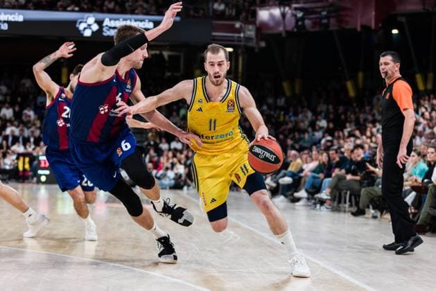 Sport Themen der Woche KW06 Sport Bilder des Tages February 9, 2024, Barcelona, Barcelona, Spain: Matt Thomas of Alba Berlin in action against Jan Vesely of FC Barcelona, Barca during the Turkish Airlines EuroLeague, match played between FC Barcelona and Alba Berlin at Palau Blaugrana on February 09, 2024 in Barcelona, Spain. Barcelona Spain - ZUMAa181 20240209_zaa_a181_068 Copyright: xJavierxBorregox