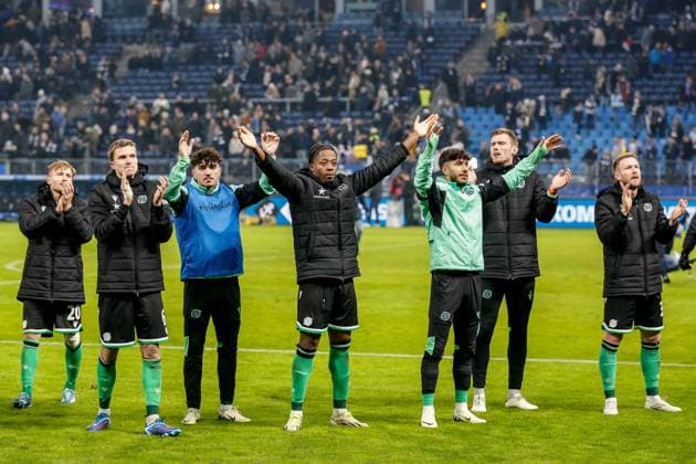 Schlussjubel der Hannoveraner 20 Jannik Dehm Phil Neumann Bright Arrey-Mbi 32 Andreas Voglsammer ( Hannover ) Deutschland , Hamburg , Volksparkstadion , Fussball , Bundesliga , 2. Fussball Bundesliga , Hamburger SV - Hannover 96