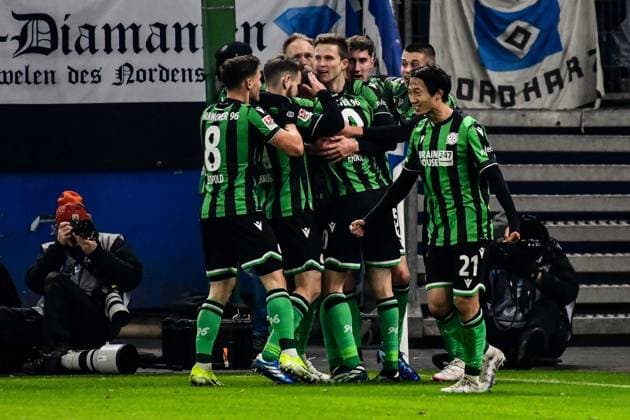 Torjubel nach dem 0:1 Nicolò Tresoldi ( verdeckt ) Enzo Leopold 11 Louis Schaub 21 Sei Muroya ( Hannover ) Deutschland , Hamburg , Volksparkstadion , Fussball , Bundesliga , 2. Fussball Bundesliga , Hamburger SV - Hannover 96