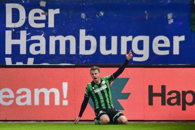 3:4 von 10 Sebastian Ernst ( Hannover ) der jubelt vor den Fans Deutschland , Hamburg , Volksparkstadion , Fussball , Bundesliga , 2. Fussball Bundesliga , Hamburger SV - Hannover 96