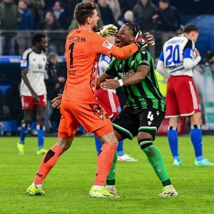 Schlussjubel Ron-Robert Zieler Bright Arrey-Mbi ( Hannover ) Deutschland , Hamburg , Volksparkstadion , Fussball , Bundesliga , 2. Fussball Bundesliga , Hamburger SV - Hannover 96