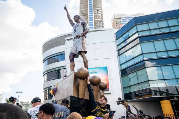 Bilder des Jahres 2024, Sport 02 Feburar Sport Themen der Woche KW06 February 9, 2024, Los Angeles, California, U.S: Fans gather outside Crypto.com Arena to get photographs of the newly unveiled KOBE BRYANT statue in downtown Los Angeles, CA on Friday, February 9, 2024. Los Angeles U.S - ZUMAs244 0412869943st Copyright: xJustinxL.xStewartx