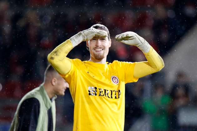 09.02.2024, xavx, Fussball 2.Bundesliga, SV Wehen Wiesbaden - 1.FC Nürnberg emspor, v.l. Torwart Florian Stritzel (SV Wehen Wiesbaden) bedankt bedanken sich bei den Fans (DFL DFB REGULATIONS PROHIBIT ANY USE OF PHOTOGRAPHS as IMAGE SEQUENCES and or QUASI-VIDEO) Wiesbaden
