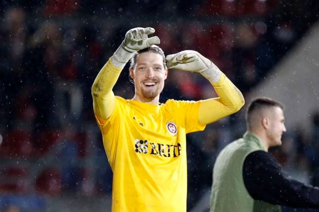09.02.2024, xavx, Fussball 2.Bundesliga, SV Wehen Wiesbaden - 1.FC Nürnberg emspor, v.l. Torwart Florian Stritzel (SV Wehen Wiesbaden) bedankt bedanken sich bei den Fans (DFL DFB REGULATIONS PROHIBIT ANY USE OF PHOTOGRAPHS as IMAGE SEQUENCES and or QUASI-VIDEO) Wiesbaden