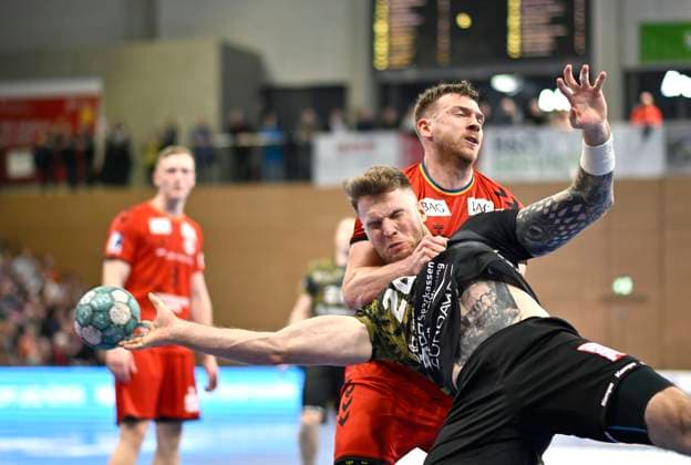 9.2.2024, Dresdens Nils Kretschmer wird von Hamms bwehr attackiert, Handball, 2. Bundesliga, HC Elbflorenz Dresden - ASV Hamm-Westfalen, (c) Dresden Deutschland