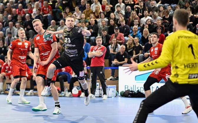 9.2.2024, Dresdens Ivar Stavast gegen Hamms Torwart Felix Hertlein, Handball, 2. Bundesliga, HC Elbflorenz Dresden - ASV Hamm-Westfalen, (c) Dresden Deutschland