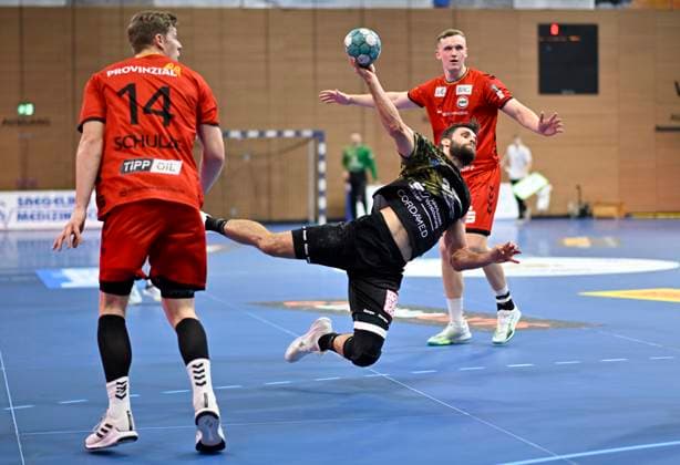 9.2.2024, Dresdens Sebastian Greß wirft, links Hamms Alex Schulze, Handball, 2. Bundesliga, HC Elbflorenz Dresden - ASV Hamm-Westfalen, (c) Dresden Deutschland
