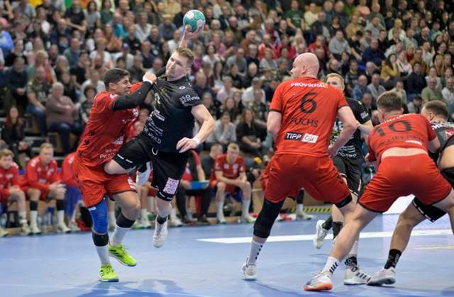 9.2.2024, Hamms Yonatan Dayan attackiert Dresdens Ivar Stavast, Handball, 2. Bundesliga, HC Elbflorenz Dresden - ASV Hamm-Westfalen, (c) Dresden Deutschland