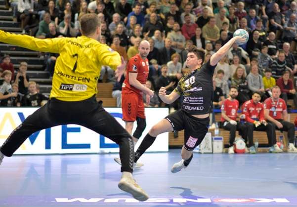 9.2.2024, Dresdens Vincent Klepp überwindet Hamms Felix Hertlein, Handball, 2. Bundesliga, HC Elbflorenz Dresden - ASV Hamm-Westfalen, (c) Dresden Deutschland