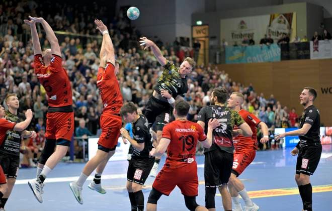 9.2.2024, Dresdens Nils Kretschmer wirft über Hamms Abwehrmauer, Handball, 2. Bundesliga, HC Elbflorenz Dresden - ASV Hamm-Westfalen, (c) Dresden Deutschland