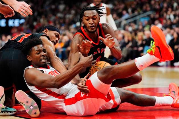 Sport Themen der Woche KW06 Sport Bilder des Tages February 9, 2024, Toronto, On, CANADA: Houston Rockets forward Jae Sean Tate (centre) battles for the ball with Toronto Raptors forward Bruce Brown (left) and guard Immanuel Quickley (right) during first half NBA, Basketball Herren, USA basketball action in Toronto on Friday, February 9, 2024. Canada News - February 9, 2024  - ZUMAc35_ 20240209_zaf_c35_072 Copyright: xFrankxGunnx