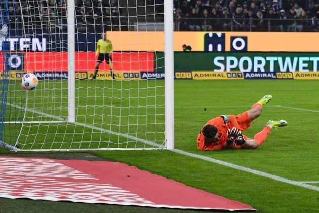 GER; 2. FBL,, Hamburger SV vs Hannover 96 09.02.2024, Volksparkstadion, Hamburg, GER; 2. FBL, Hamburger SV vs Hannover 96 im Bild Laszlo Benes (Hamburg 08) schiesst das Tor zum 1-2 fuer Hamburg vvorbei an Torhueter Ron-Robert Zieler (Hannover 01)