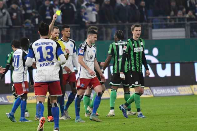 GER; 2. FBL,, Hamburger SV vs Hannover 96 09.02.2024, Volksparkstadion, Hamburg, GER; 2. FBL, Hamburger SV vs Hannover 96 im Bild die Fans von Hannover protestieren gegen den DFB und das Spiel wird unterbrochen. Schiedsrichter Soeren Storks zeigt Laszlo Benes (Hamburg 08) die gelbe Karte