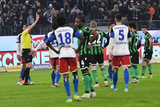 GER; 2. FBL,, Hamburger SV vs Hannover 96 09.02.2024, Volksparkstadion, Hamburg, GER; 2. FBL, Hamburger SV vs Hannover 96 im Bild die Fans von Hannover protestieren gegen den DFB und das Spiel wird unterbrochen. Schiedsrichter Soeren Storks zeigt Laszlo Benes (Hamburg 08) die rote Karte