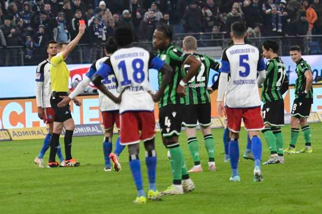 Sport Bilder des Tages GER; 2. FBL,, Hamburger SV vs Hannover 96 09.02.2024, Volksparkstadion, Hamburg, GER; 2. FBL, Hamburger SV vs Hannover 96 im Bild die Fans von Hannover protestieren gegen den DFB und das Spiel wird unterbrochen. Schiedsrichter Soeren Storks zeigt Laszlo Benes (Hamburg 08) die rote Karte