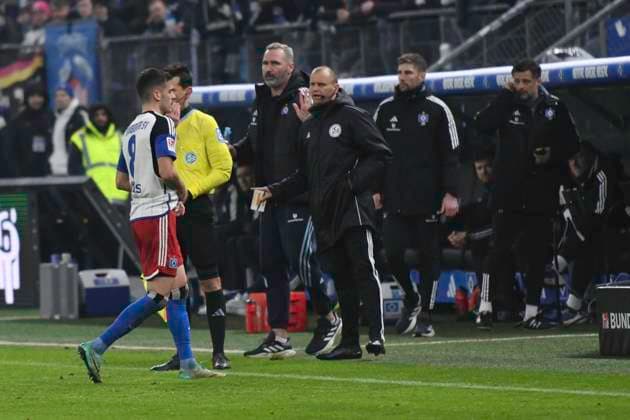 GER; 2. FBL,, Hamburger SV vs Hannover 96 09.02.2024, Volksparkstadion, Hamburg, GER; 2. FBL, Hamburger SV vs Hannover 96 im Bild die Fans von Hannover protestieren gegen den DFB und das Spiel wird unterbrochen. Schiedsrichter Soeren Storks zeigt Laszlo Benes (Hamburg 08) die rote Karte und er verlaesst das Stadion