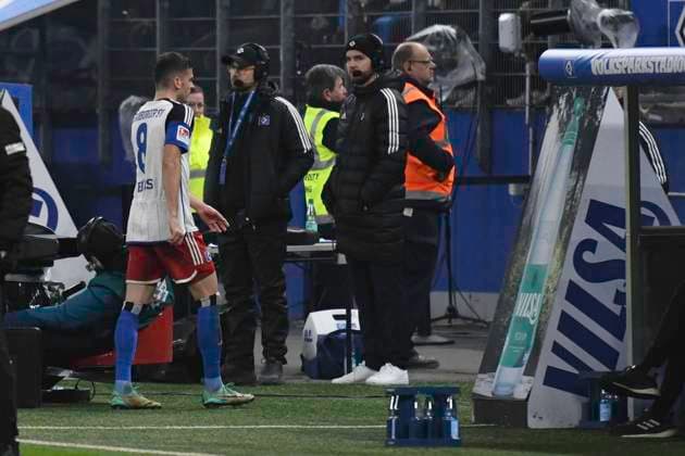 GER; 2. FBL,, Hamburger SV vs Hannover 96 09.02.2024, Volksparkstadion, Hamburg, GER; 2. FBL, Hamburger SV vs Hannover 96 im Bild die Fans von Hannover protestieren gegen den DFB und das Spiel wird unterbrochen. Schiedsrichter Soeren Storks zeigt Laszlo Benes (Hamburg 08) die rote Karte und er verlaesst das Stadion