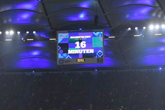 Sport Bilder des Tages GER; 2. FBL,, Hamburger SV vs Hannover 96 09.02.2024, Volksparkstadion, Hamburg, GER; 2. FBL, Hamburger SV vs Hannover 96 im Bild 16min Nachspielzeit wird auf der Anzeigentafel angezeigt