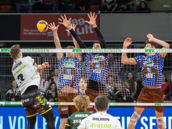 Herrschings Abwehrversuch gegen Ex-Mitspieler Giesens 3 MANTHA mit Herrschings 9 Eric BURGGRAEF (BURGGRÄF), 1 Dorde ILIC und 11 Theo TIMMERMANN. Volleyball, Herrsching - Giesen, am 9.02.2024. Volleyball Bundesliga, WWK Volleys Herrsching vs. Helios GRIZZLYS Giesen 1:3, Saison 2023-2024 , in Muenchen, B M W P A R K, Deutschland. Quelle Copyright Credit : Oryk HAIST