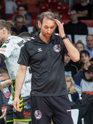 Nachdenklichkeit . . . Giesens Trainer Itamar STEIN. Volleyball, Herrsching - Giesen, am 9.02.2024. Volleyball Bundesliga, WWK Volleys Herrsching vs. Helios GRIZZLYS Giesen 1:3, Saison 2023-2024 , in Muenchen, B M W P A R K, Deutschland. Quelle Copyright Credit : Oryk HAIST
