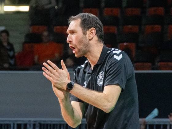 Antreiber . . . Giesens Trainer Itamar STEIN. Volleyball, Herrsching - Giesen, am 9.02.2024. Volleyball Bundesliga, WWK Volleys Herrsching vs. Helios GRIZZLYS Giesen 1:3, Saison 2023-2024 , in Muenchen, B M W P A R K, Deutschland. Quelle Copyright Credit : Oryk HAIST