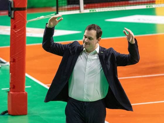 Fassungslosigkeit . . . Herrschings Trainer Thomas RANNER. Volleyball, Herrsching - Giesen, am 9.02.2024. Volleyball Bundesliga, WWK Volleys Herrsching vs. Helios GRIZZLYS Giesen 1:3, Saison 2023-2024 , in Muenchen, B M W P A R K, Deutschland. Quelle Copyright Credit : Oryk HAIST