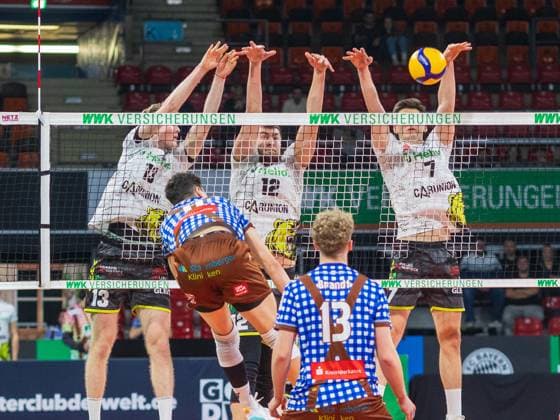 Giesen - Abwehr mit 13 IVANOV, 12 GUENTHOER (GÜNTHÖR) und 7 GOLDRIN. Volleyball, Herrsching - Giesen, am 9.02.2024. Volleyball Bundesliga, WWK Volleys Herrsching vs. Helios GRIZZLYS Giesen 1:3, Saison 2023-2024 , in Muenchen, B M W P A R K, Deutschland. Quelle Copyright Credit : Oryk HAIST