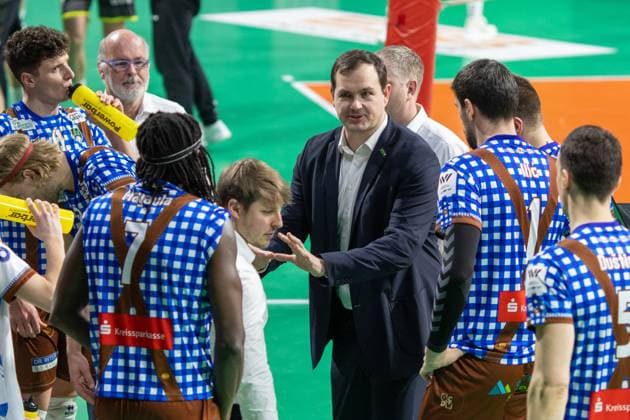 Herrschings Trainer Thomas RANNER und Spieler. Volleyball, Herrsching - Giesen, am 9.02.2024. Volleyball Bundesliga, WWK Volleys Herrsching vs. Helios GRIZZLYS Giesen 1:3, Saison 2023-2024 , in Muenchen, B M W P A R K, Deutschland. Quelle Copyright Credit : Oryk HAIST