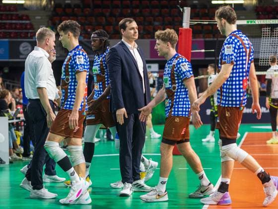 Enttaeuschung . . . Herrschings Trainer Thomas RANNER und - Spieler. Volleyball, Herrsching - Giesen, am 9.02.2024. Volleyball Bundesliga, WWK Volleys Herrsching vs. Helios GRIZZLYS Giesen 1:3, Saison 2023-2024 , in Muenchen, B M W P A R K, Deutschland. Quelle Copyright Credit : Oryk HAIST