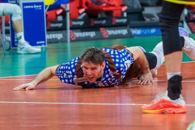 Unsanft gelandet . . - Herrschings 6 Filip JOHN. Volleyball, Herrsching - Giesen, am 9.02.2024. Volleyball Bundesliga, WWK Volleys Herrsching vs. Helios GRIZZLYS Giesen 1:3, Saison 2023-2024 , in Muenchen, B M W P A R K, Deutschland. Quelle Copyright Credit : Oryk HAIST