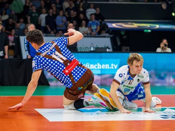 Herrschings 11 Theo TIMMERMANN und Herrschings 17 Leonard GRAVEN. Volleyball, Herrsching - Giesen, am 9.02.2024. Volleyball Bundesliga, WWK Volleys Herrsching vs. Helios GRIZZLYS Giesen 1:3, Saison 2023-2024 , in Muenchen, B M W P A R K, Deutschland. Quelle Copyright Credit : Oryk HAIST