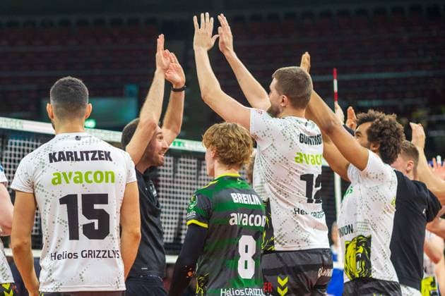 Freude . . . Giesens Trainer Itamar STEIN und Spieler. Volleyball, Herrsching - Giesen, am 9.02.2024. Volleyball Bundesliga, WWK Volleys Herrsching vs. Helios GRIZZLYS Giesen 1:3, Saison 2023-2024 , in Muenchen, B M W P A R K, Deutschland. Quelle Copyright Credit : Oryk HAIST
