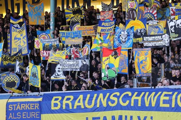 Eintracht Braunschweig vs Karlsruher SC Braunschweig, 10.02.2024, Fußball, Saison 23 24, 2. Bundesliga, 21. Spieltag, Eintracht Braunschweig vs Karlsruher SC, Bild zeigt: Fans der Eintracht in der Südkurve Braunschweig