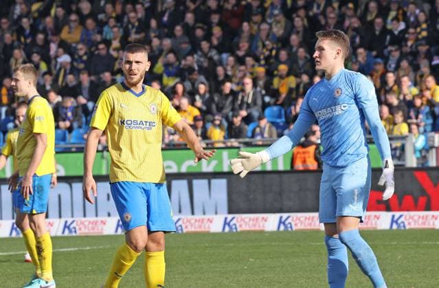 Eintracht Braunschweig vs Karlsruher SC Braunschweig, 10.02.2024, Fußball, Saison 23 24, 2. Bundesliga, 21. Spieltag, Eintracht Braunschweig vs Karlsruher SC, Bild zeigt: Hasan Kurucay (BTSV, 29) und Ron Thorben Hoffmann (BTSV, 1) Braunschweig