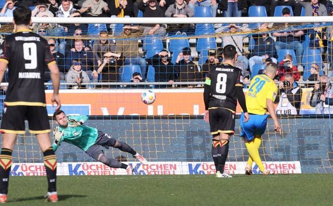 Eintracht Braunschweig vs Karlsruher SC Braunschweig, 10.02.2024, Fußball, Saison 23 24, 2. Bundesliga, 21. Spieltag, Eintracht Braunschweig vs Karlsruher SC, Bild zeigt: Hasan Kurucay (BTSV, 29) erzielt in dieser Szene per Elfmeter gegen Patrick Drewes (KSC, 23) das Tor zum 1:0 für die Eintracht Braunschweig