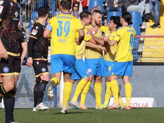 Eintracht Braunschweig vs Karlsruher SC Braunschweig, 10.02.2024, Fußball, Saison 23 24, 2. Bundesliga, 21. Spieltag, Eintracht Braunschweig vs Karlsruher SC, Bild zeigt: Jubel über das Tor zum 1:0 für die Eintracht durch Hasan Kurucay (BTSV, 29) Braunschweig